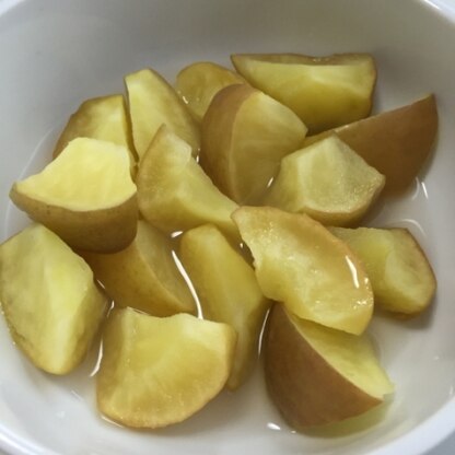 風邪で喉が痛かったので温かいりんごのデザートを食べたくてこちらのレシピを選びました。りんごのミネラルとレモンのビタミンCで身体にも良く甘くて美味しかったです